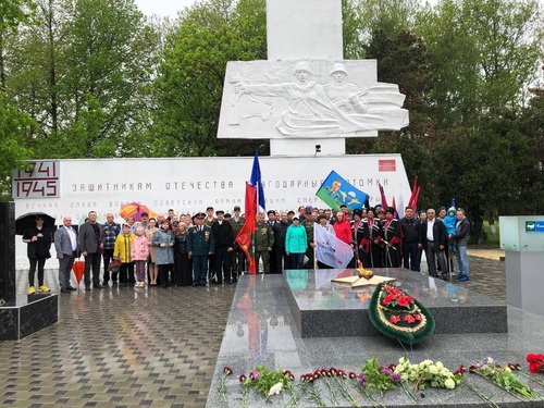 Участники торжественного мероприятия в поселке Стрелка Темрюкского района Краснодарского края