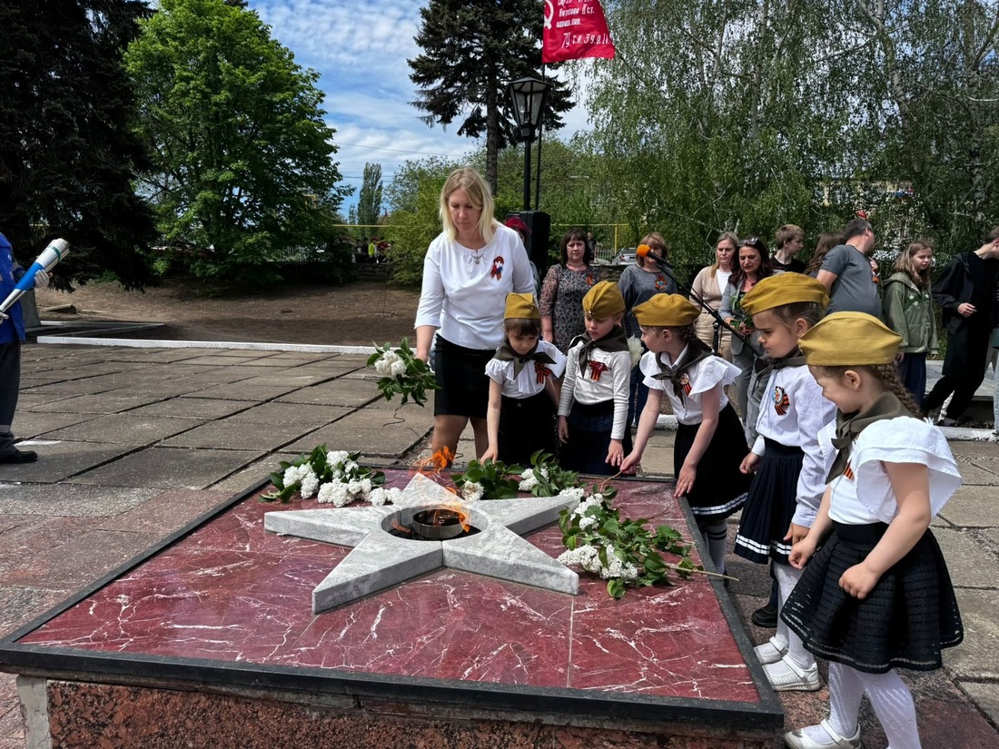 Возложение цветов к мемориалу