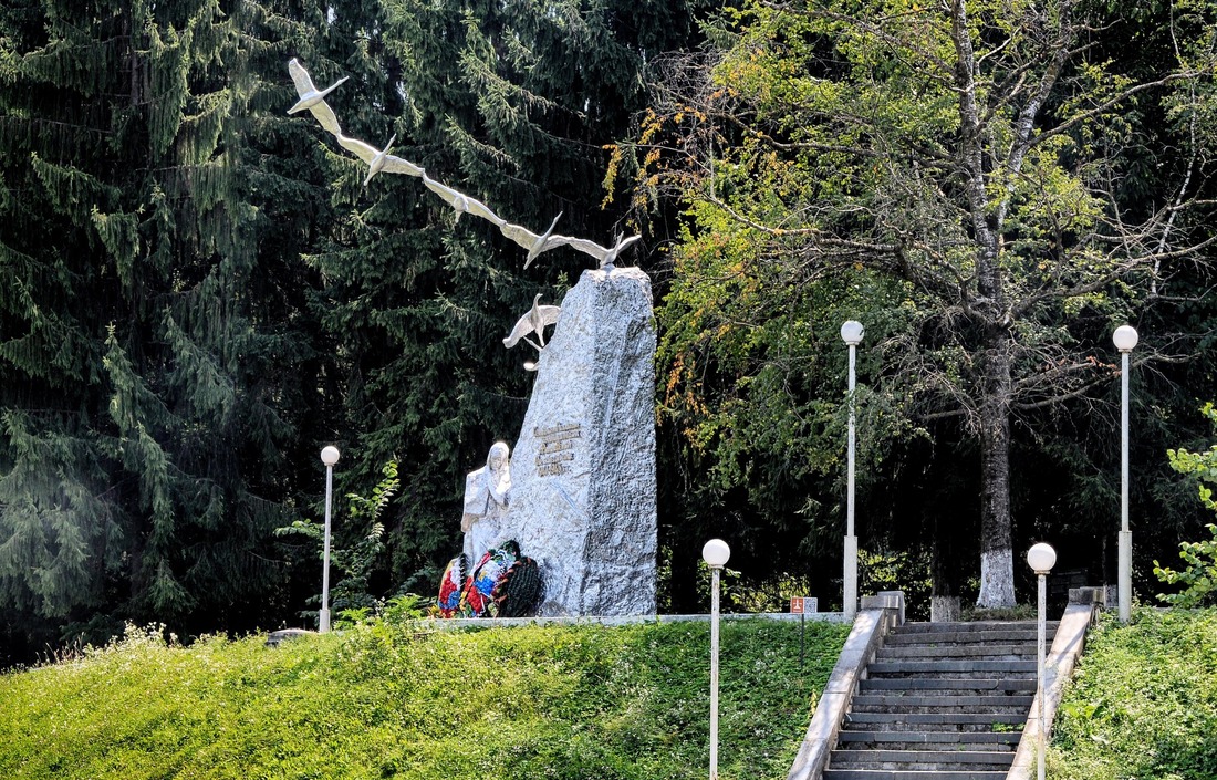 Вечный огонь и памятник семи братьям Газдановым в Дзуарикау