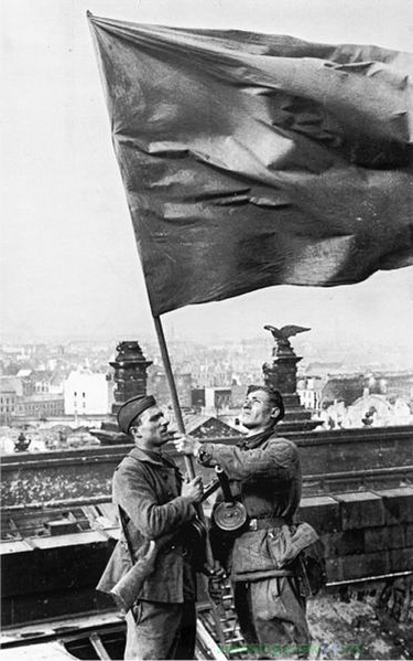 Знамя Победы над рейхстагом, 1945 год