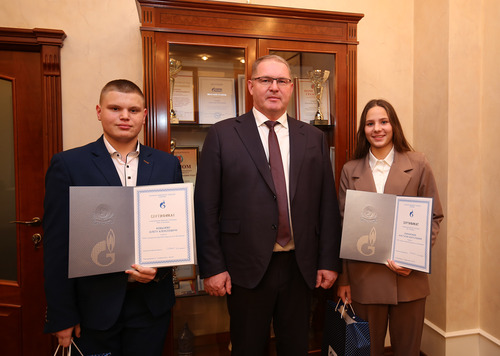 Вручение сертификата Олегу Кобызеву и Анастасии Линниковой