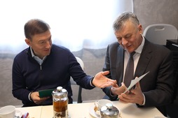 Андрей Турчак и Сергей Густов в доме потребител
