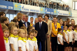 Алексей Миллер (в центре) принял участие в торжественной церемонии открытия легкоатлетического манежа в Кирове, построенного в рамках программы «Газпром — детям»