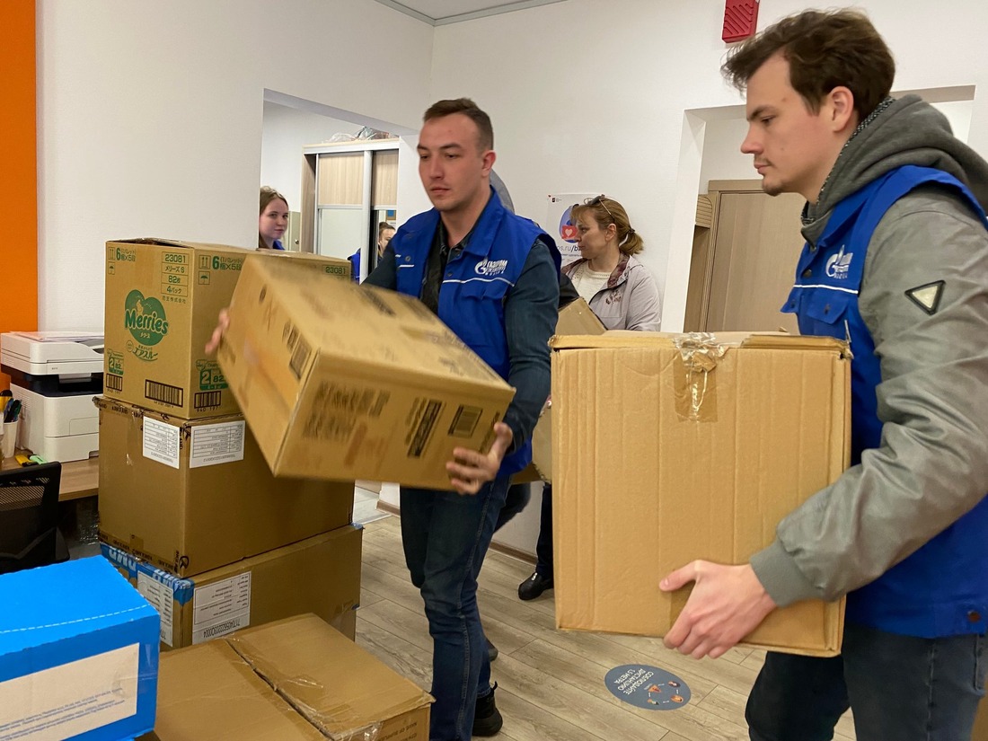 Сотрудники «Газпром межрегионгаз Москва» передают гуманитарную помощь для доставки беженцам