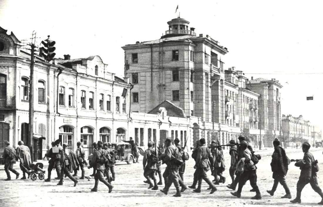 Советские войска идут по освобождённому Орлу. 1943 год