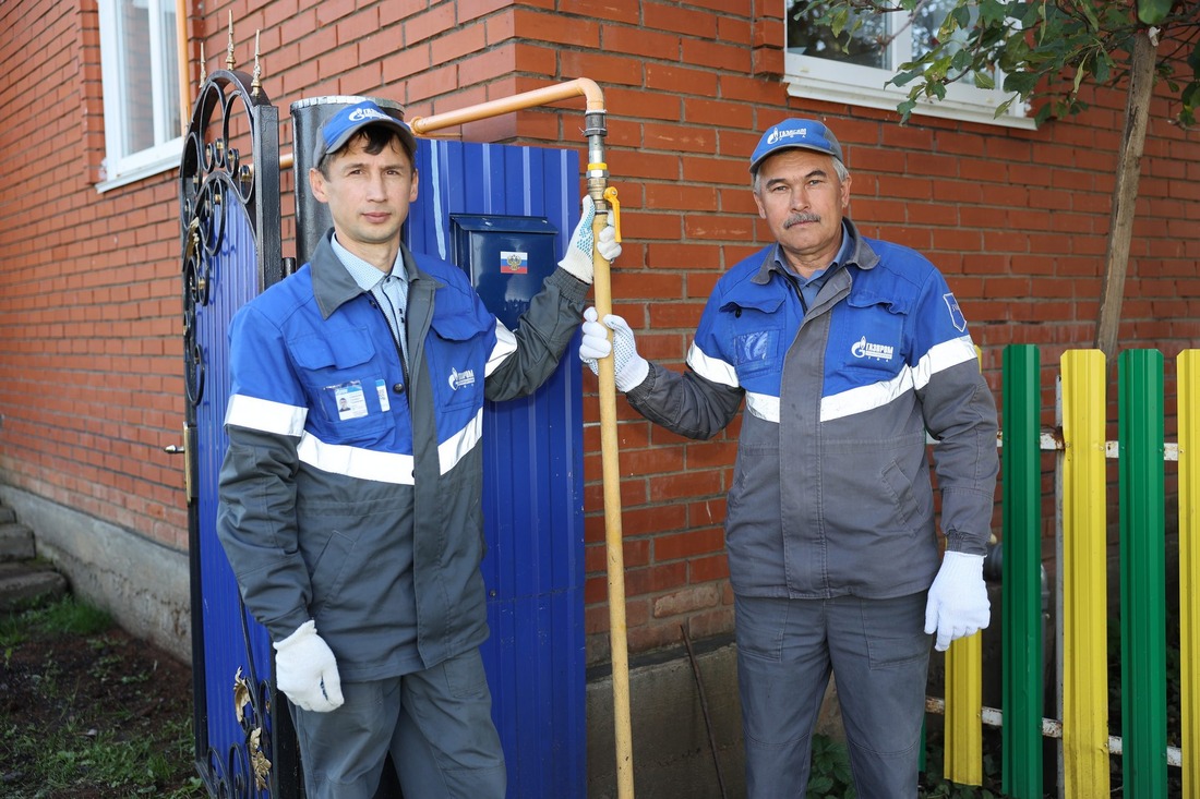 Сотрудники «Газпром газораспределение Уфа» возле дома первых потребителей газа