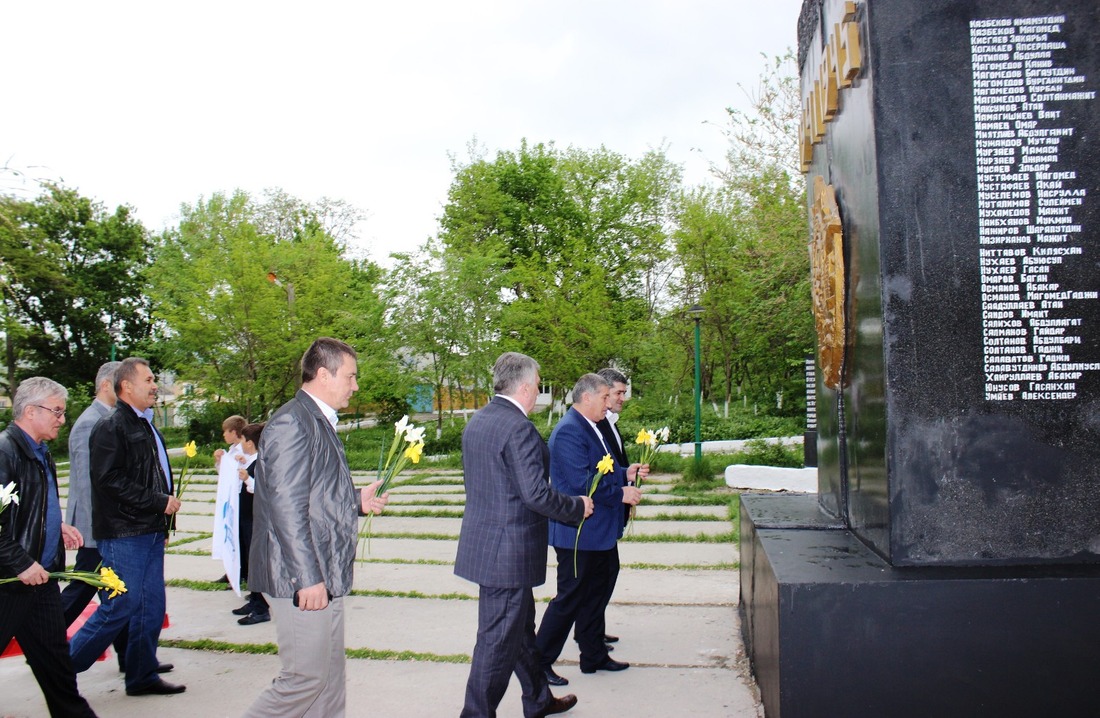 Возложение цветов к Мемориалу лавы в Карабудахкентском районе Дагестана