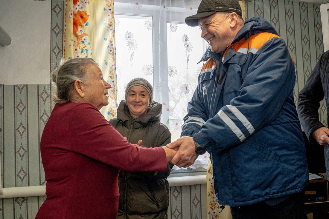 Генеральный директор поздравляет первого потребителя