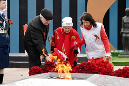 Возложение цветов к мемориалу