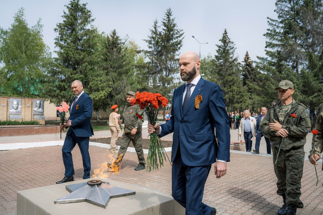 Михаил Смирнов возлагает цветы к Вечному огню в селе Сергиевск, Самарская область