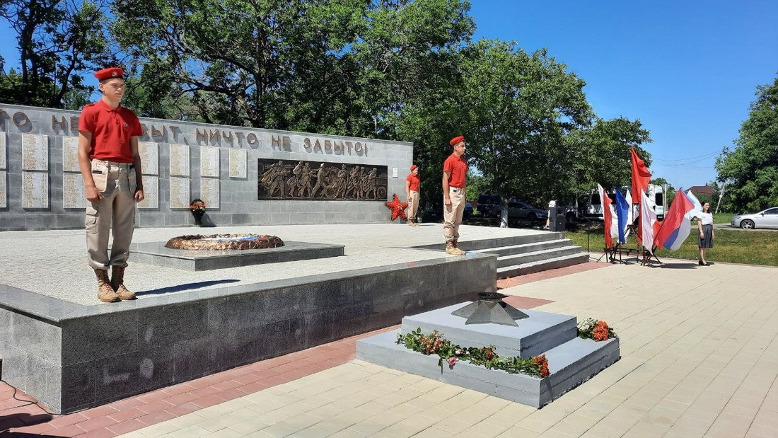 Мемориал с Вечным огнем в станице Владимирской