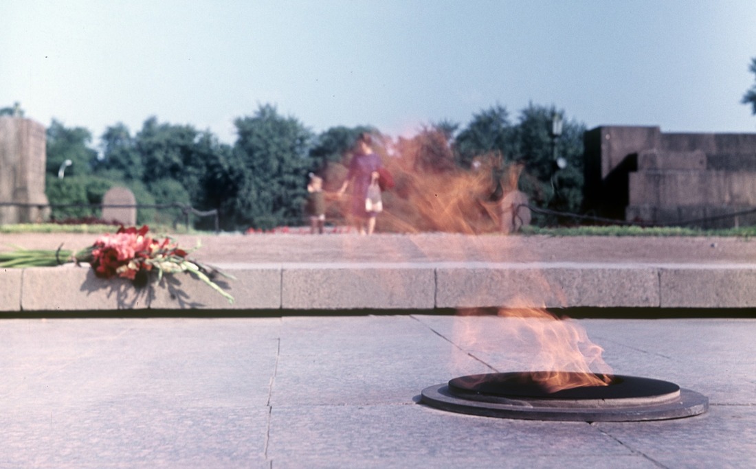 Вечный огонь около памятника Борцам революции на Марсовом поле в Ленинграде. Фото 1965 года