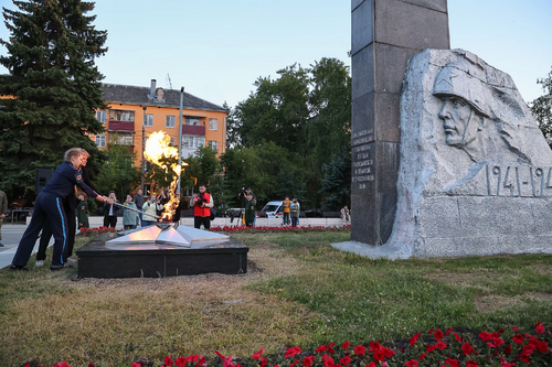 Вечный огонь у стелы «Героям-комсомольцам» в сквере Григорьева в Нижнем Новгороде