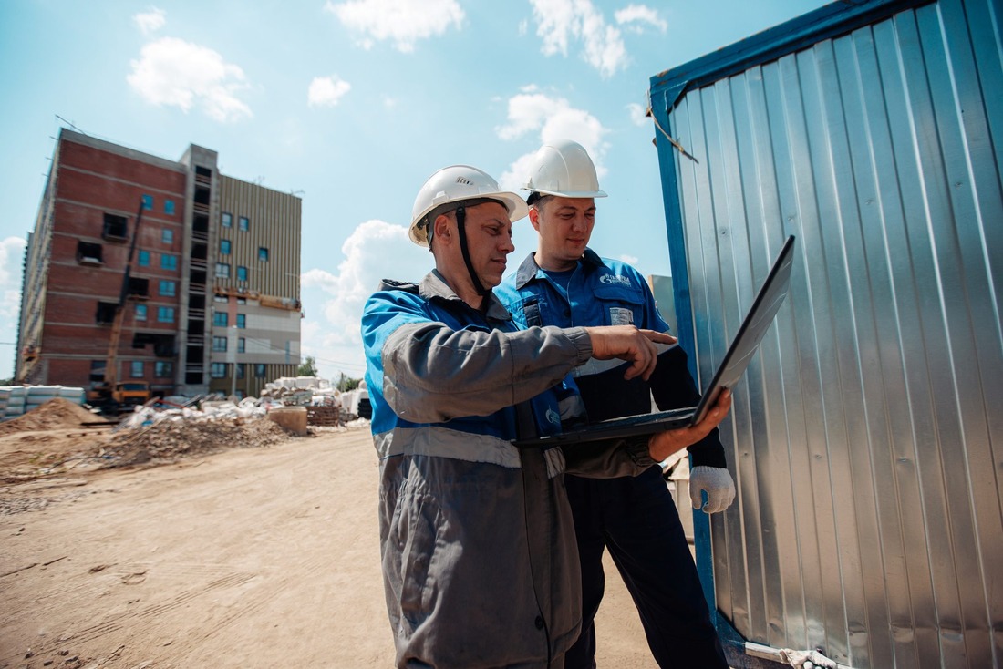 Сотрудники «Газпром газораспределение Смоленск» на строительной площадке нового онкодиспансера в Смоленске