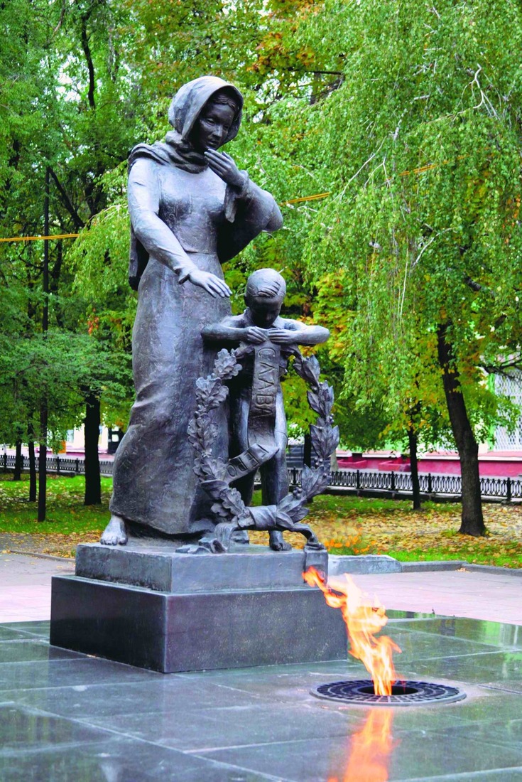 Вечный огонь на мемориале «Слава героям» в Белгороде
