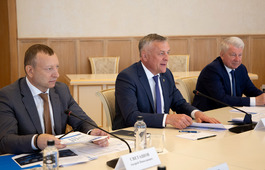 Сергей Густов (по центру)