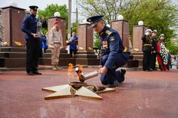 Вечный в Мысхако огонь зажег участник специальной военной операции Антон Трошин
