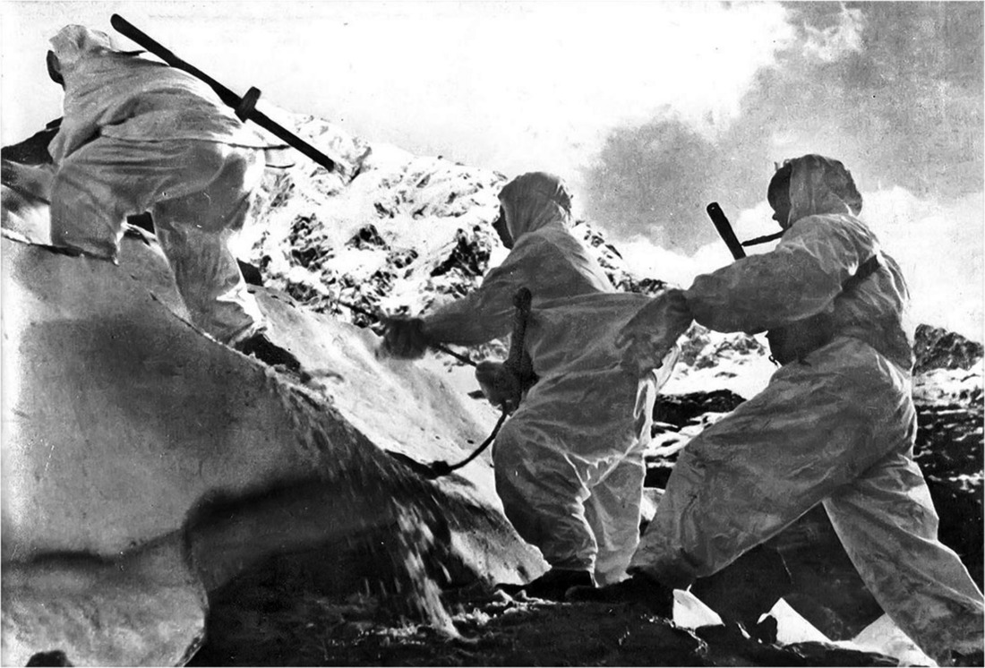 Воины-альпинисты поднимаются по леднику для обороны горного перевала на Северном Кавказе, 1942 год
