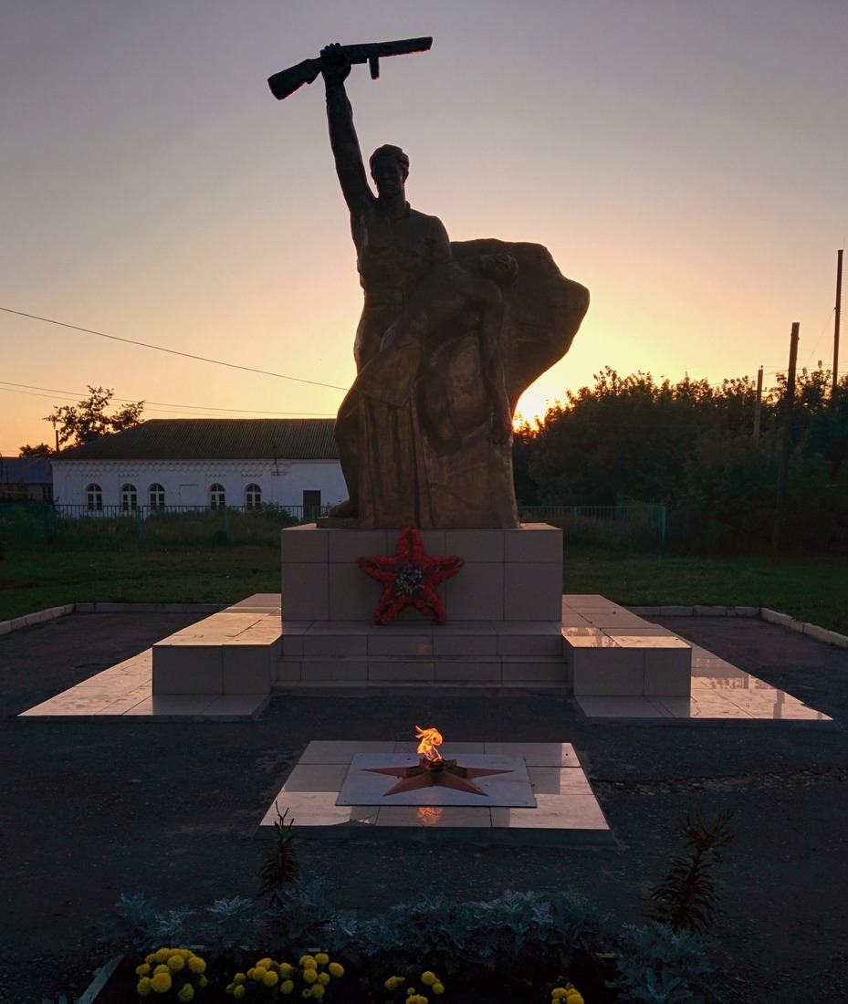 Вечный огонь у памятника погибшим в Великой Отечественной войне в посёлке Тамале