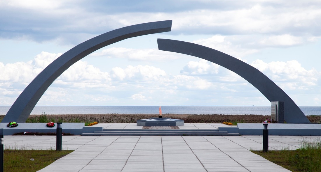 Вечный огонь на мемориале «Разорванное кольцо» на берегу Ладожского озера