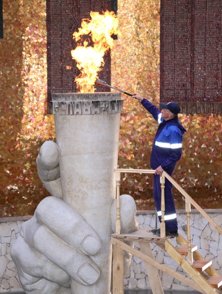 Проверка горелки Вечного огня в Зале Воинской Славы во время работ по реконструкции. 2015 год