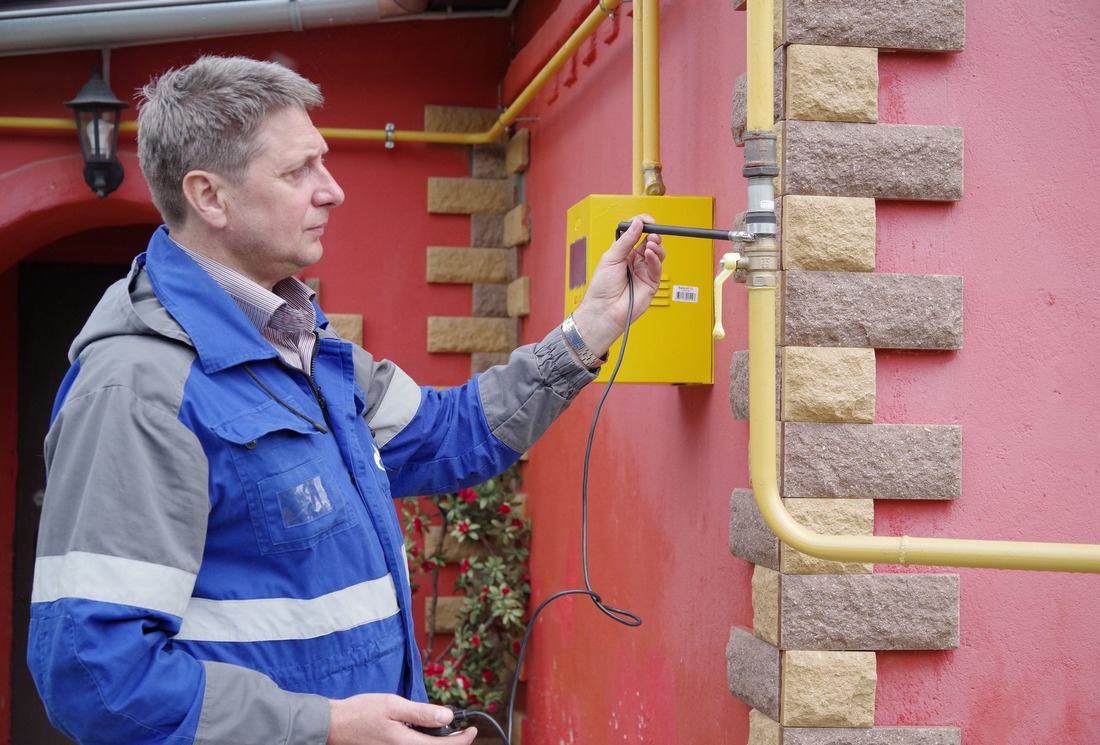 Специалисты компании проверяет газовую сеть перед подключением домовладения