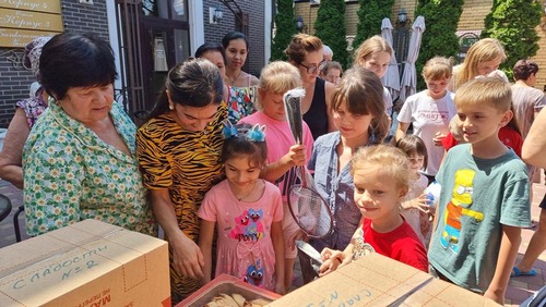 оказание гуманитарной помощи беженцам с Донбасса работниками ростовских газовых компаний