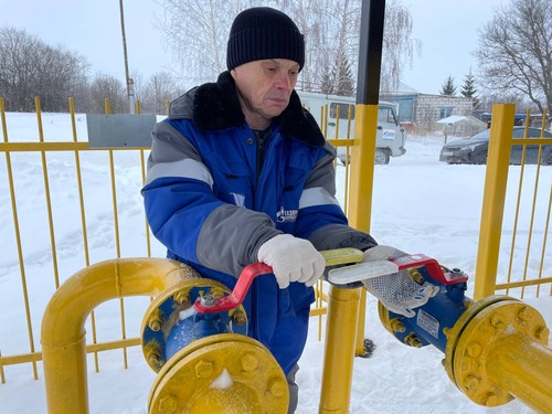 Специалист проводит пуско-наладочные работы оборудования пункта редуцирования газа