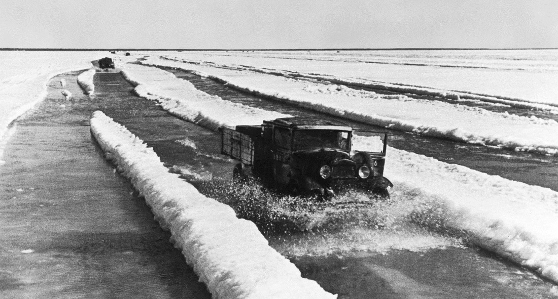 Машины с продовольствием идут в Ленинград по подтаявшему льду Ладожского озера.1942 год