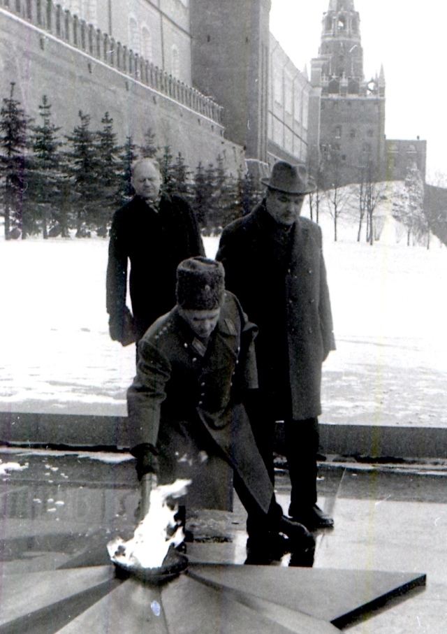 Юрий Сироткин и Павел Батов у Могилы Неизвестного Солдата в Москве, 1968 год