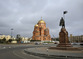 Храм Александра Невского (современный вид), на ближнем плане — памятник Александру Невскому