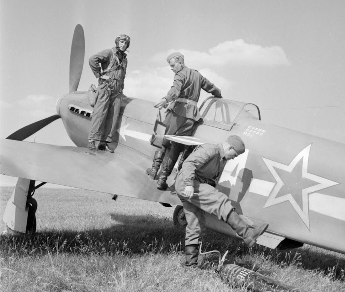 Французский лётчик полка «Нормандия — Неман» и советские техники готовят истребитель Як-3 к вылету. 1945 год
