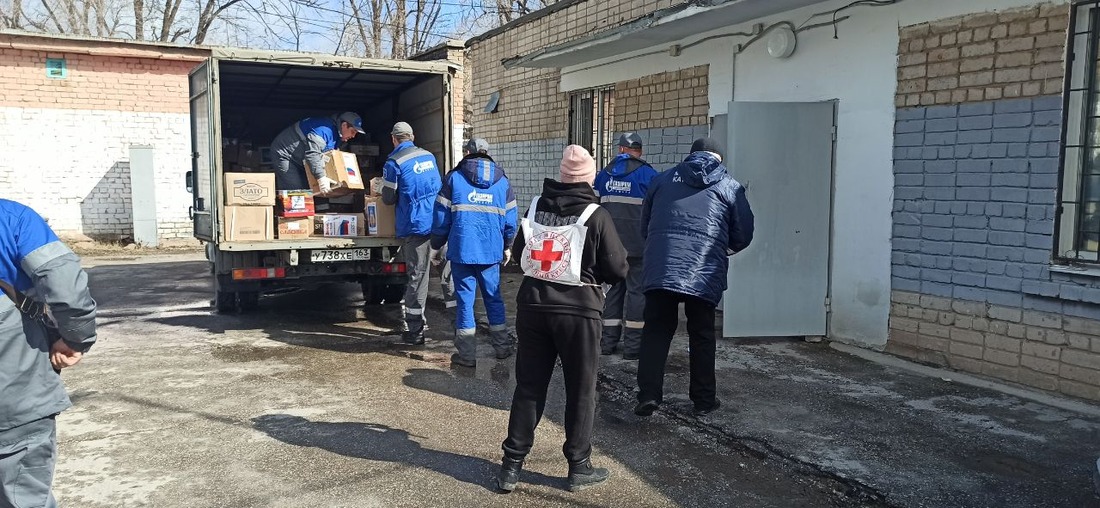 Погрузка гуманитарной помощи для беженцев из Донбасса в Самарской области