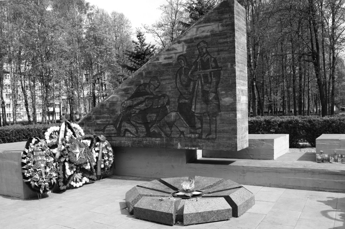 Вечный огонь мемориального комплекса Славы в Старой Руссе